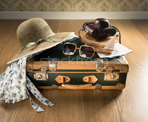 Foto stock: Vintage · verano · vacaciones · viajero · maleta · gafas · de · sol