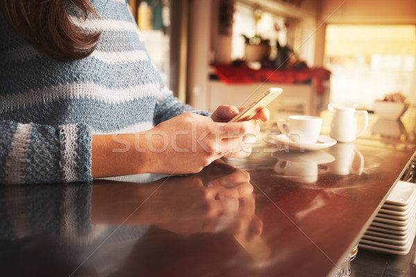 Nő bár dől pult sms üzenetküldés mobil Stock fotó © stokkete