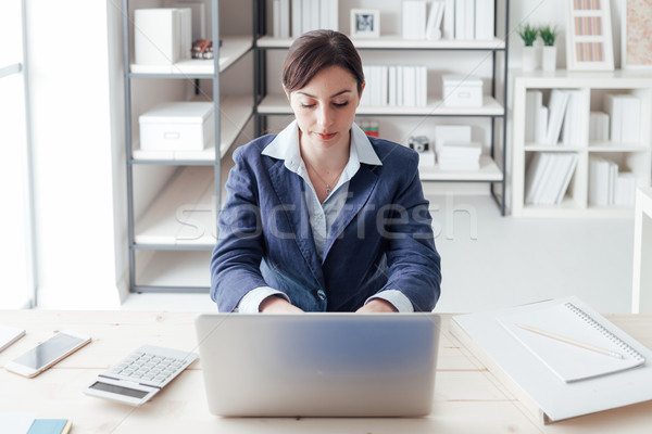 Lucrator de birou portret tineri femeie de afaceri lucru laptop Imagine de stoc © stokkete