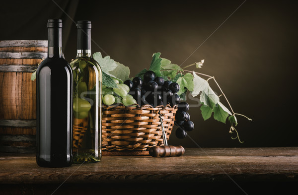 Borkóstolás gyümölcs csendélet bor üvegek hordó Stock fotó © stokkete
