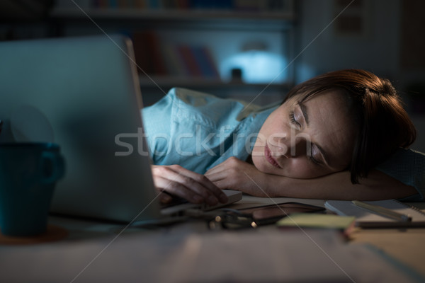 álmos nő dolgozik laptop kimerült irodai asztal Stock fotó © stokkete