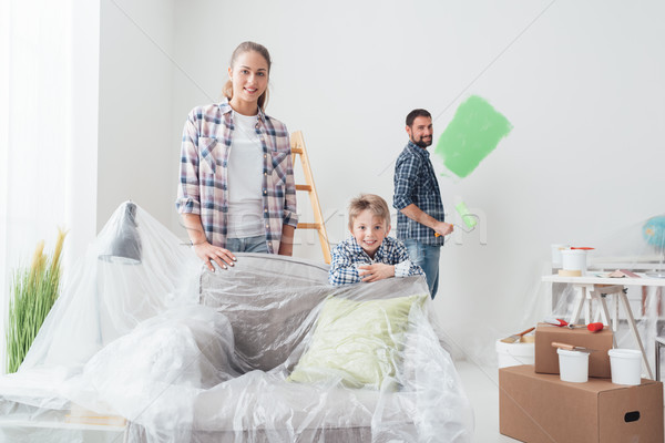 Famille peinture maison heureux jeunes mobilier Photo stock © stokkete