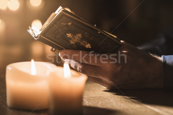 Człowiek czytania święty Biblii modląc kościoła Zdjęcia stock © stokkete