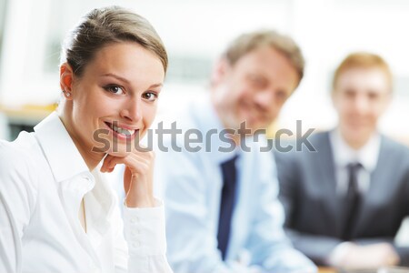Lächelnde Frau Sitzung Geschäftstreffen Kollegen Porträt ziemlich Stock foto © stokkete
