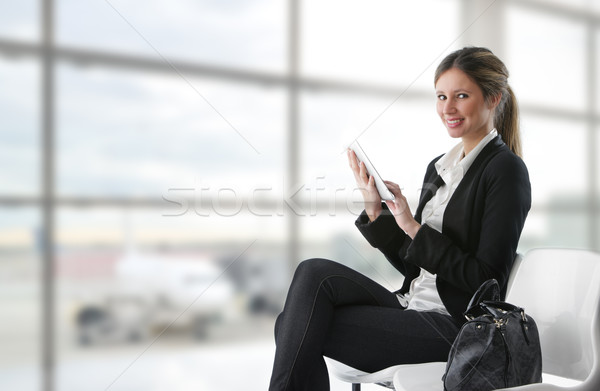 Geschäftsfrau Tablet-Computer Abfahrt Lounge Porträt jungen Stock foto © stokkete