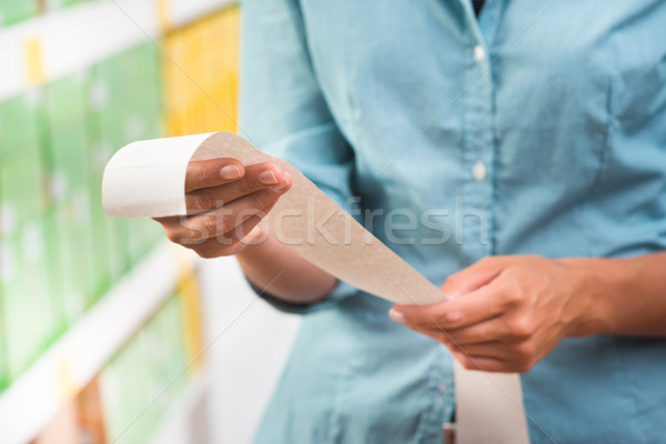 Lebensmittelgeschäft Erhalt unkenntlich Frau hellblau Shirt Stock foto © stokkete