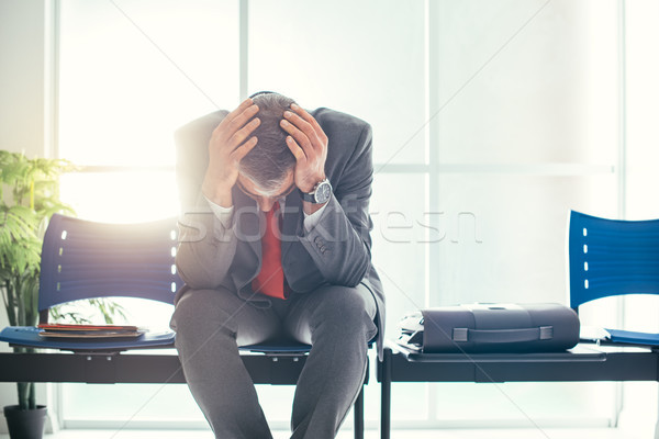 Zdesperowany biznesmen poczekalnia głowie ręce czeka Zdjęcia stock © stokkete