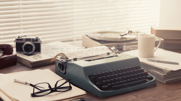 作家 記者 復古 桌面 打字機 相機 商業照片 © stokkete