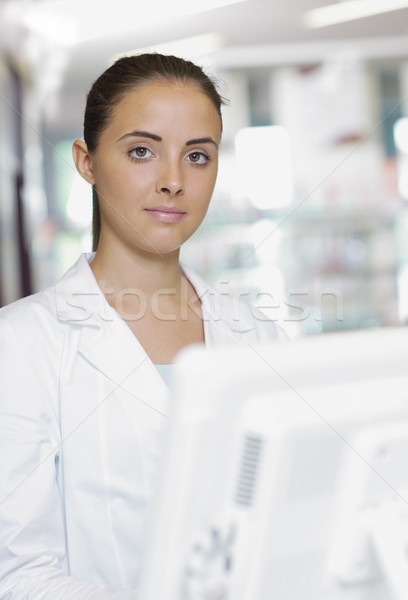 женщину фармацевт аптека окружающий портрет медицинской Сток-фото © stokkete