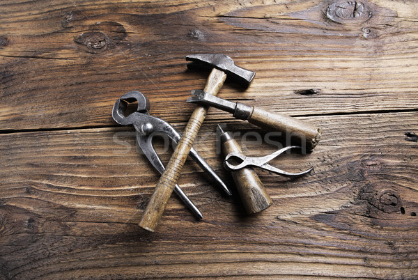 Tools oude houten tafel hamer timmerman Stockfoto © stokkete