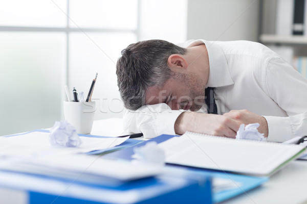 Erschöpft Geschäftsmann schlafen Schreibtisch Papierkram Stress Stock foto © stokkete