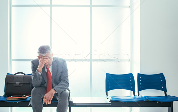 Imagine de stoc: Deprimat · om · de · afaceri · sala · de · asteptare · şedinţei · aşteptare