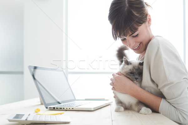 Nő ölelkezés macska fiatal nő ül asztal Stock fotó © stokkete