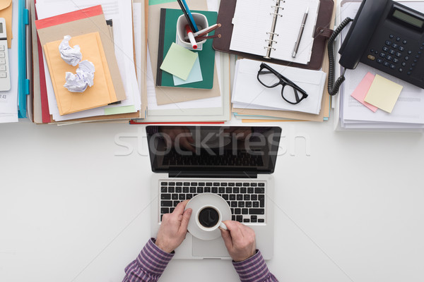 Przerwa na kawę biznesmen pracy za pomocą laptopa relaks Zdjęcia stock © stokkete