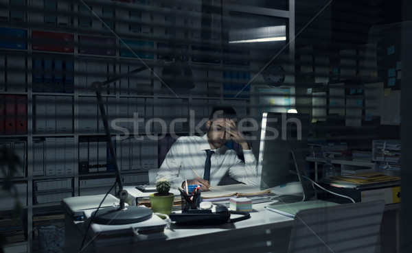 Business uitvoerende werken laat nacht jonge Stockfoto © stokkete