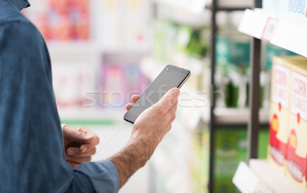 Stockfoto: Man · winkelen · mobiele · apps · supermarkt · zoeken