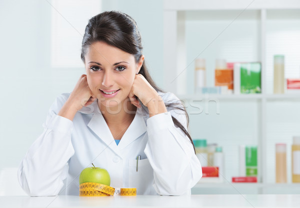Imagine de stoc: Nutritionist · medic · portret · femeie · birou · zâmbitor