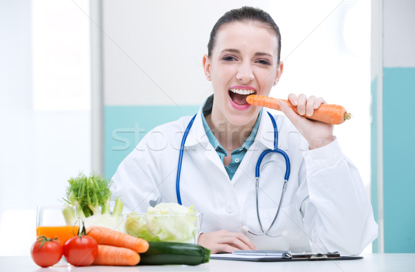 Nutricionista médico retrato alegre salud profesional Foto stock © stokkete