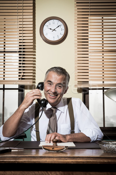 1950 sorridente empresário telefone bonito trabalhando Foto stock © stokkete