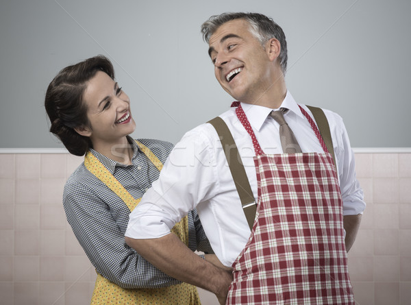 Epocă iubitor cuplu bucătărie familie ajutor Imagine de stoc © stokkete