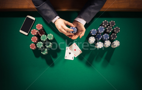 Poker joueur smartphone élégante Homme [[stock_photo]] © stokkete