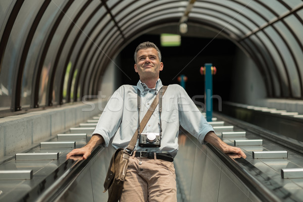 Geschäftsmann Rolltreppe stehen lächelnd warten Technologie Stock foto © stokkete