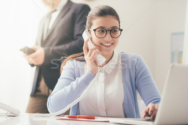 Efficiente segretario telefono sorridere parlando clienti Foto d'archivio © stokkete