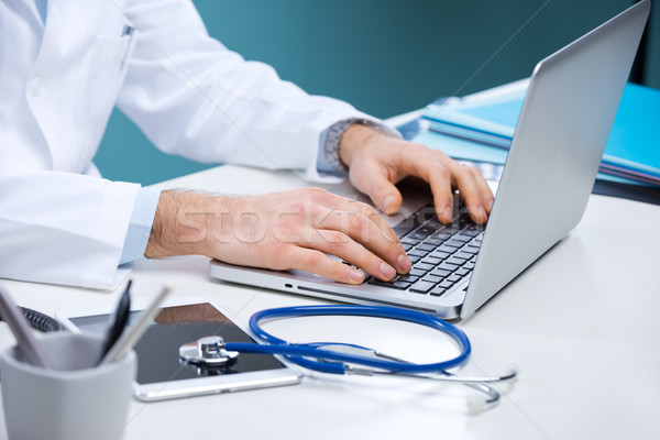 Médicos secretária médico trabalhando estetoscópio laptop Foto stock © stokkete