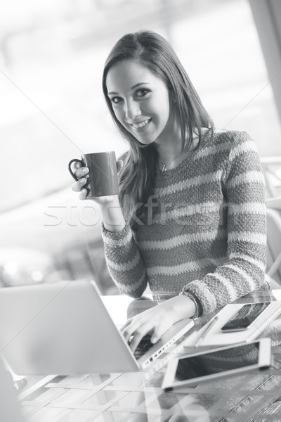 Sorrindo trabalhar sorridente mulher jovem trabalhando laptop Foto stock © stokkete