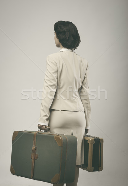 [[stock_photo]]: Séduisant · vintage · femme · valises · vue · arrière · 1950