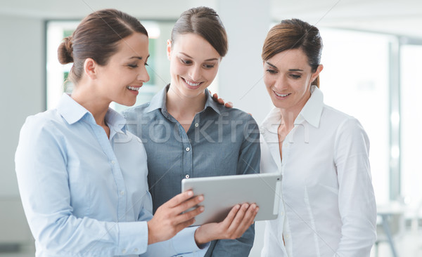 Foto stock: Feminino · equipe · de · negócios · digital · comprimido · profissional · sorridente