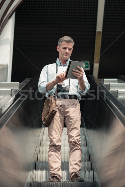 Uomo scala mobile tablet digitale ricerca indicazioni Foto d'archivio © stokkete