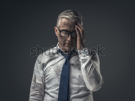 Arbeitslose Geschäftsmann verzweifelt unordentlich anfassen Stirn Stock foto © stokkete