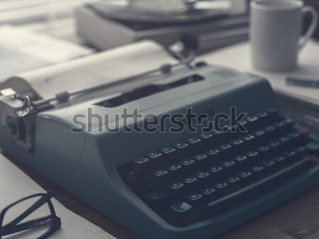 Jahrgang Schreibtisch Schriftsteller Editor Schreibmaschine Plattenspieler Stock foto © stokkete