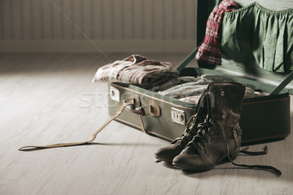 Stock foto: Jahrgang · Koffer · öffnen · Holzfußboden · Schuhe