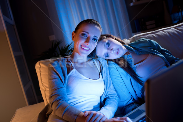 Stockfoto: Vriendinnen · sofa · laptop · ontspannen · samen · nacht