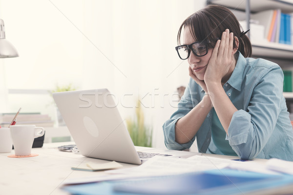 Plictisit femeie lucru laptop birou Imagine de stoc © stokkete