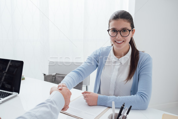 [[stock_photo]]: Réussi · entretien · d'embauche · jeunes · puce · femme · examinateur