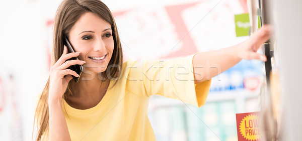 Zdjęcia stock: Telefonu · kobieta · wzywając · sklepu · uśmiechnięty · atrakcyjny · młoda · kobieta