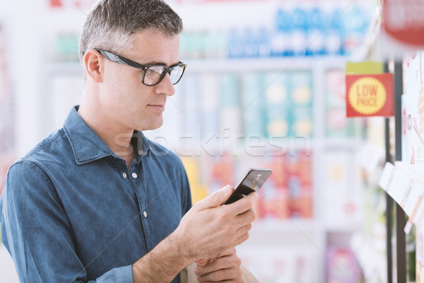 Foto stock: Homem · compras · móvel · aplicativos · supermercado