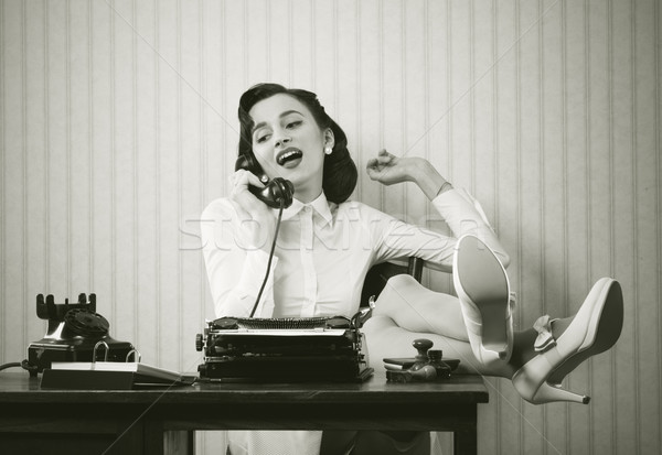 Kobieta mówić telefonu biurko business woman stóp Zdjęcia stock © stokkete