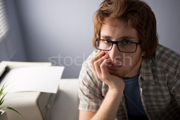 Unalom unatkozik fiatalember kéz áll nyomtató Stock fotó © stokkete