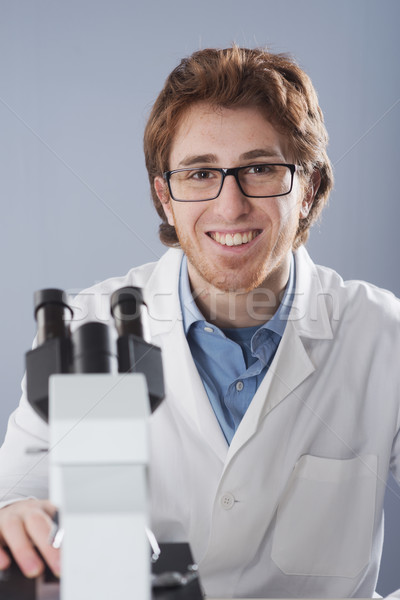 [[stock_photo]]: Jeunes · chercheur · laboratoire · étudiant · microscope · souriant