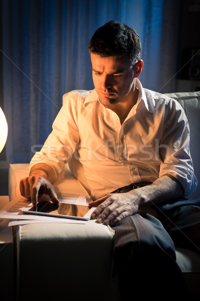 Noapte muncă acasă om de afaceri lucru ore suplimentare Imagine de stoc © stokkete