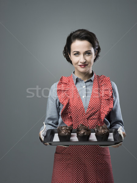 Klasszikus háziasszony házi muffinok mosolyog nő Stock fotó © stokkete
