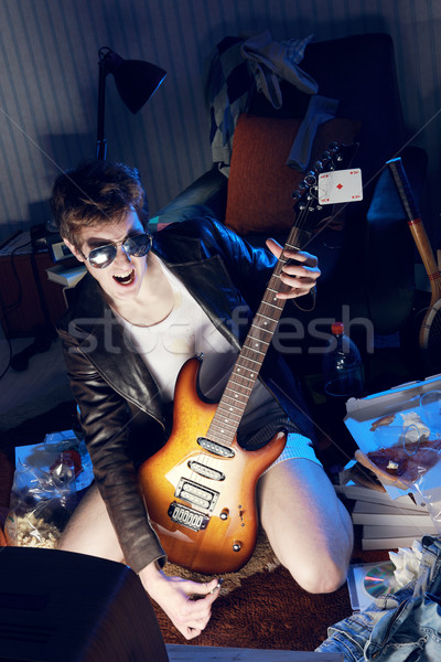 Rocksztár izgatott fiú játszik elektromos gitár televízió Stock fotó © stokkete