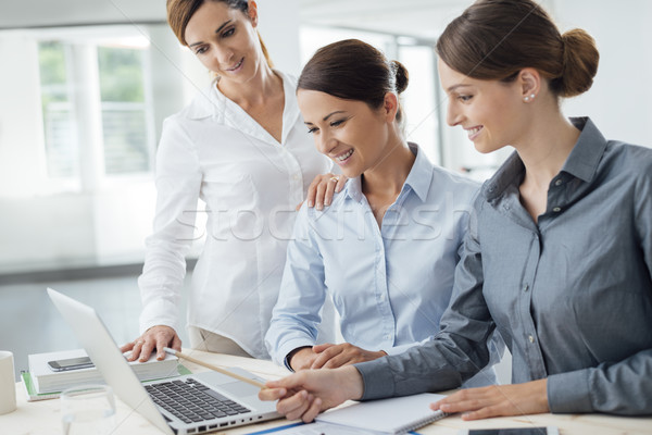 Stock fotó: üzlet · nők · csapat · dolgozik · asztal · mosolyog