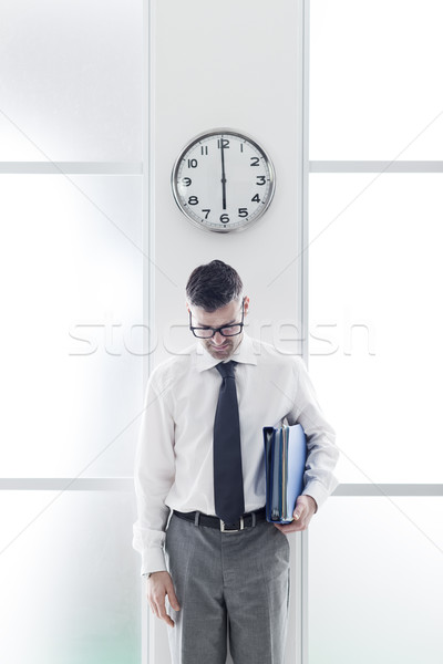 Frustriert Geschäftsmann stehen Uhr Büro Zeit Stock foto © stokkete