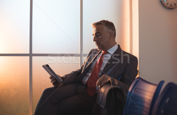 Biznesmen tabletka dojrzały posiedzenia poczekalnia Zdjęcia stock © stokkete