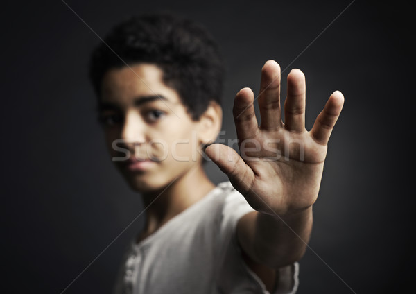 Stoppen african Teenager Hand heraus Stoppschild Stock foto © stokkete